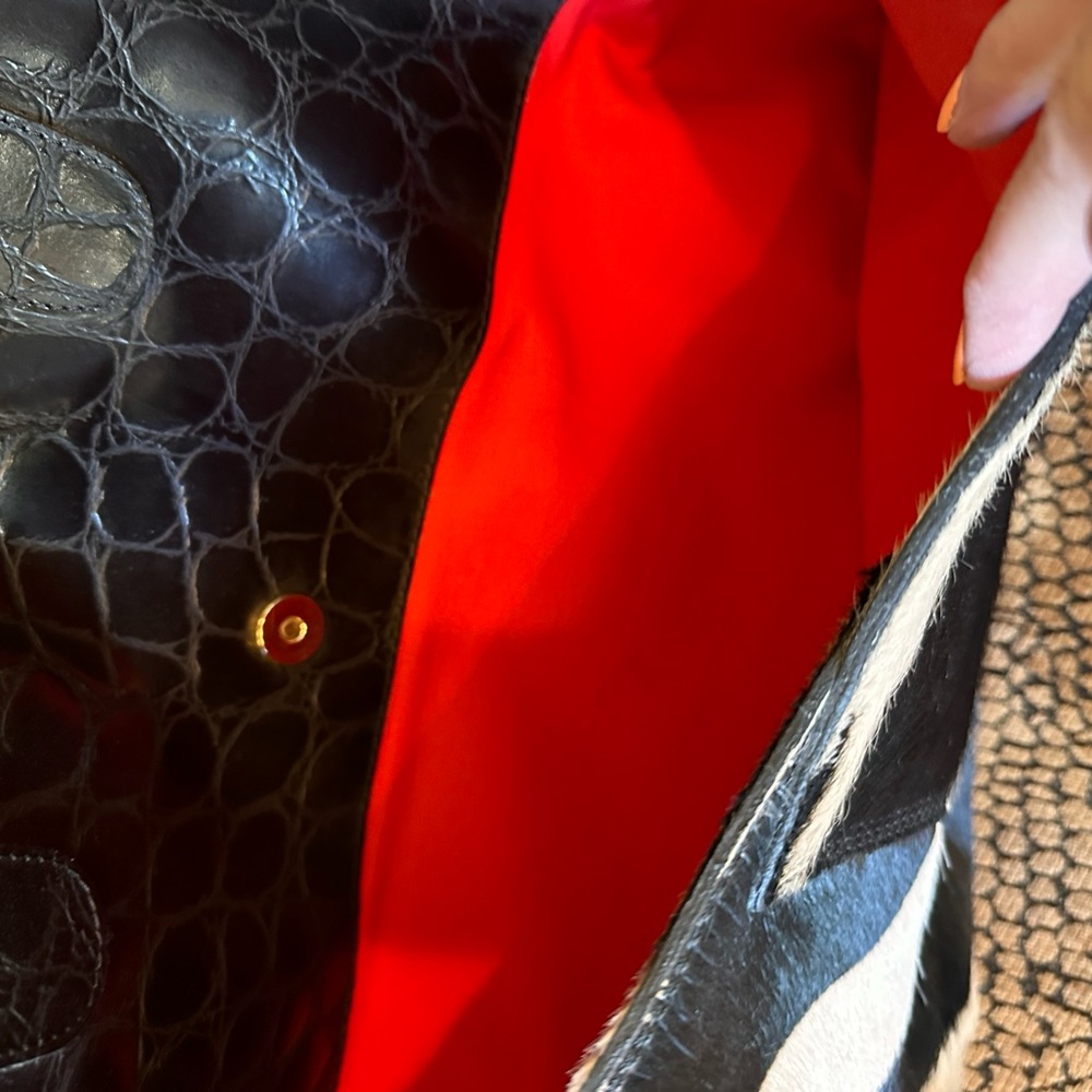 Gorgeous leather and fur tote bag with red interior. - Picture 6 of 7
